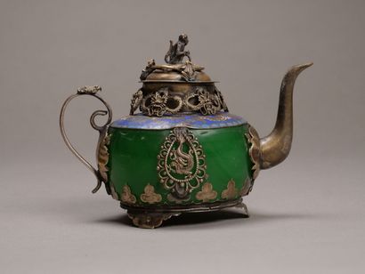 CHINE.

Petite théière en argent? et métal.

Le...