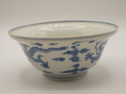 col évasé
CHINE.

Bol en porcelaine bleu-blanc,...