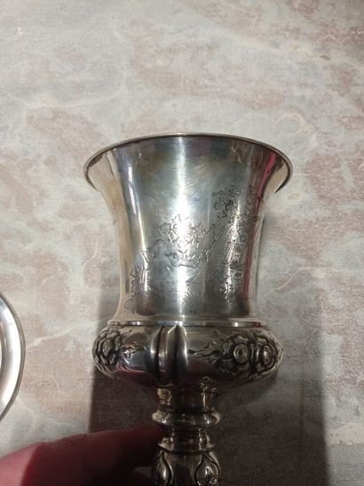 Curieux hanap maçonnique couvert en argent.

La...