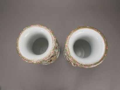 CANTON.

Paire de vases balustres en porcelaine...