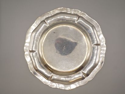 Plat rond en argent bordé de filets et rubans...