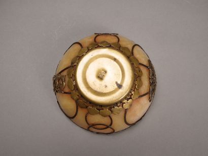 CHINE.

Petite coupe en pierre dure orangée.

Monture...