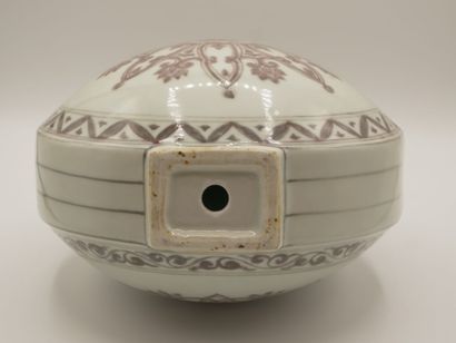 CHINE.

Gourde en porcelaine à décor manganèse...