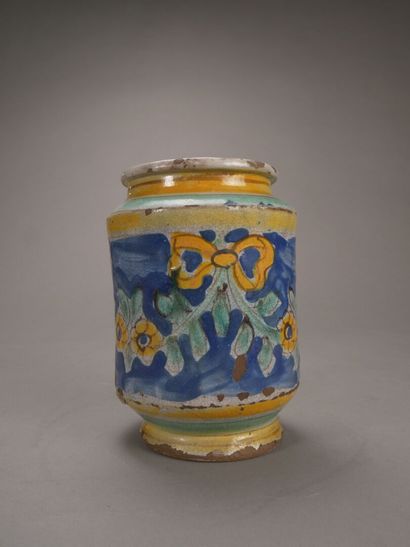 Albarel en faïence polychrome à décor de...