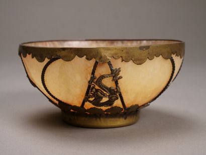 CHINE.

Petite coupe en pierre dure orangée.

Monture...
