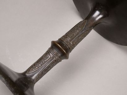 CHINE.

Curieux support en bronze patiné.

Fût...