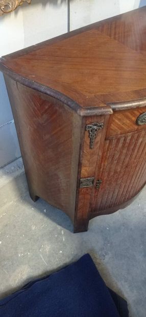 Curieux meuble d'entre deux en placage de...