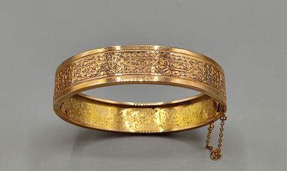 Bracelet rigide en or 750°° orné de motifs...