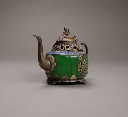 CHINE.

Petite théière en argent? et métal.

Le...