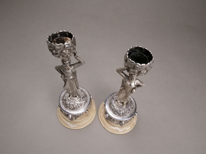 Paire de bougeoirs en bronze argenté et garnitures...