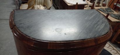 Commode demi-lune et d'entre-deux en placage...