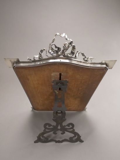 Miroir de table en bronze argenté.

La partie...