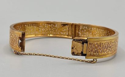 Bracelet rigide en or 750°° orné de motifs...