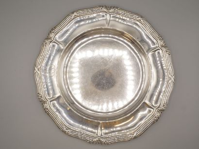Plat rond en argent bordé de filets et rubans...