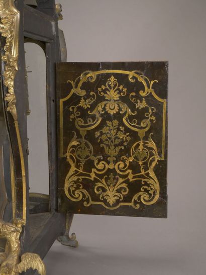 Important cartel et sa console de forme mouvementée...