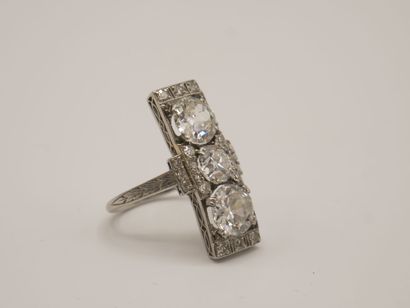 Bague en platine 850 millièmes, le centre...