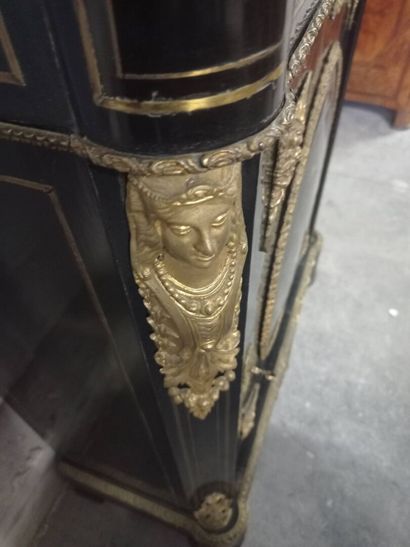 Meuble à hauteur d'appui en bois noirci.

Ouvre...