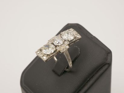 Bague en platine 850 millièmes, le centre...