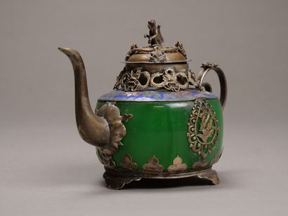 CHINE.

Petite théière en argent? et métal.

Le...