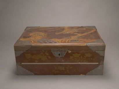 Coffret écritoire en laque à décor toute...