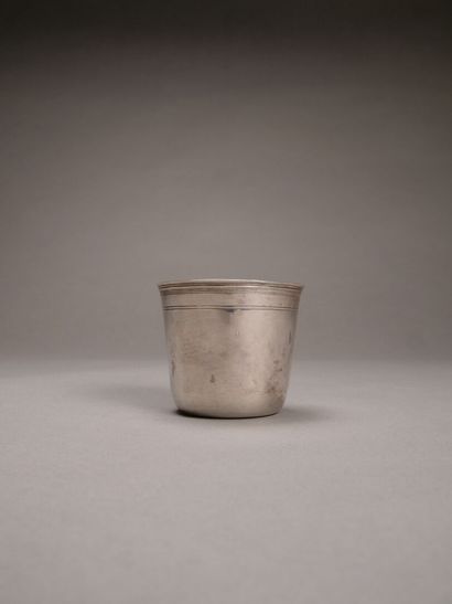 Petite gobelet en argent souligné de filets.

Poinçon...