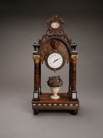 Curieuse pendulette en bois de placage et...