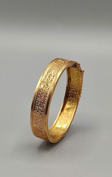 Bracelet rigide en or 750°° orné de motifs...
