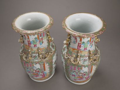 CANTON.

Paire de vases balustres en porcelaine...