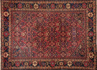 Grand tapis noué main en laine à décor de...