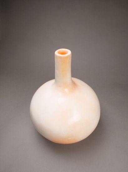 Vase boule à col étroit en céramique orangée.

H:...
