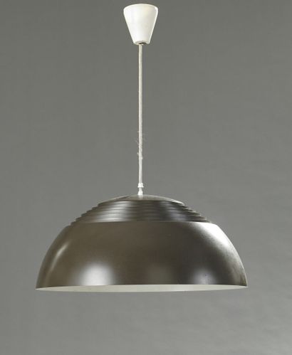 Arne JACOBSEN (1902-1971).

Suspension modèle...