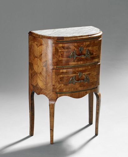 Commode demi-lune et d'entre-deux en placage...