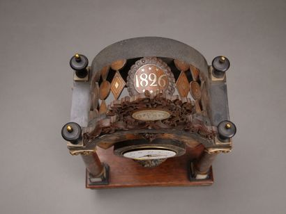 Curieuse pendulette en bois de placage et...