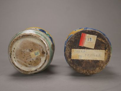Deux albarels en faience polychrome.

L'un...