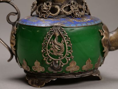 CHINE.

Petite théière en argent? et métal.

Le...