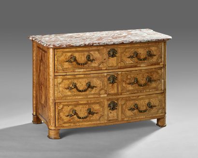 Commode à façade légèrement cintrée en bois...