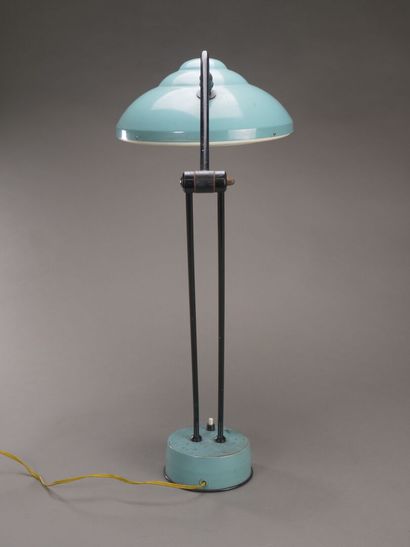Lampe de bureau en métal laqué bleu et noir.

Bras...