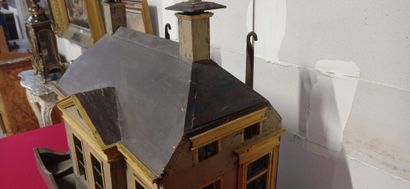Importante cage à oiseaux figurant une maison...