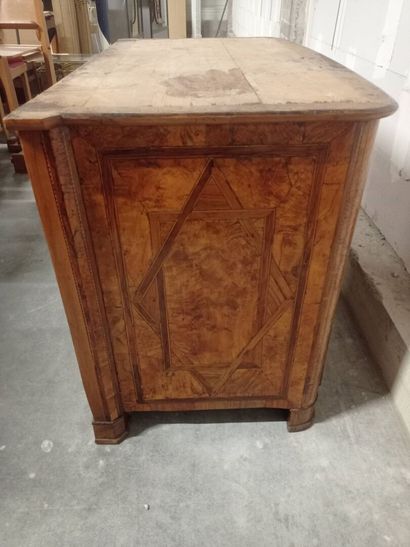 Commode à façade légèrement cintrée en bois...