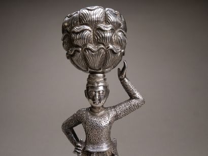 Paire de bougeoirs en bronze argenté et garnitures...