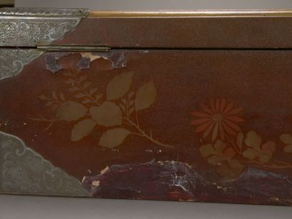 Coffret écritoire en laque à décor toute...