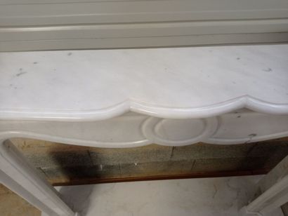 Cheminée en marbre blanc veiné.

Manteau...