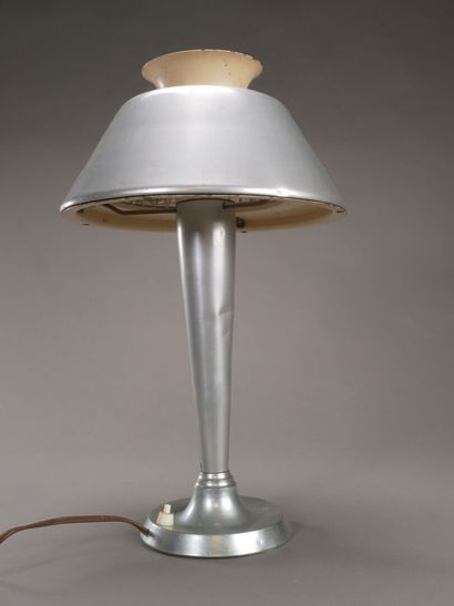 Lampe moderniste de bureau en métal nickelé...