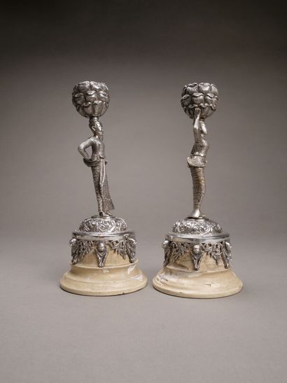 Paire de bougeoirs en bronze argenté et garnitures...