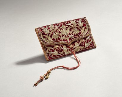 Petite pochette en velours rouge.

Décor...