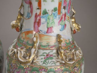 CANTON.

Paire de vases balustres en porcelaine...
