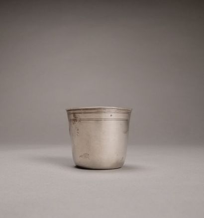 Petite gobelet en argent souligné de filets.

Poinçon...