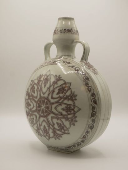 CHINE.

Gourde en porcelaine à décor manganèse...
