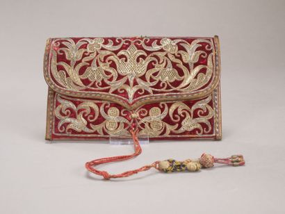 Petite pochette en velours rouge.

Décor...