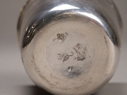 Petite gobelet en argent souligné de filets.

Poinçon...